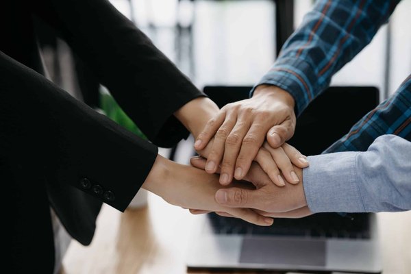 Comment intégrer des exercices de coordination bilatérale dans un programme d'entraînement pour basketteurs ?